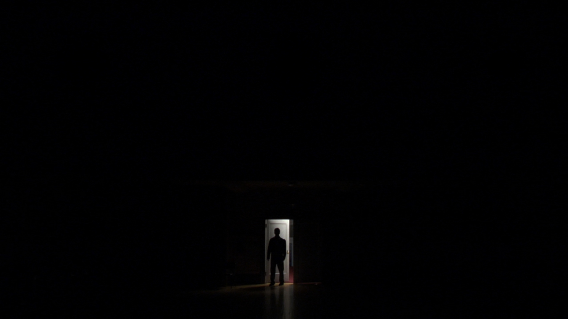 Ночи теплы и непроглядны в черной тьме. Темный силуэт в комнате. Человек в темной комнате. Силуэт в темноте. Темнота.